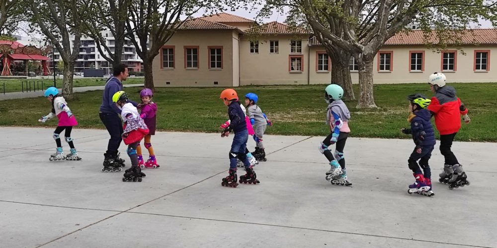 Enfants en stage roller à roulez rose