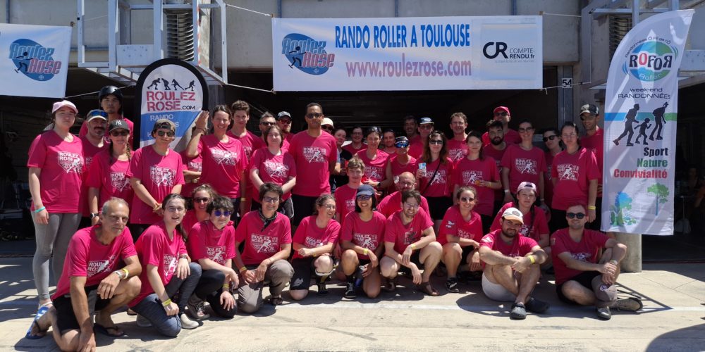 Équipe au complet devant les padocs du mans roller 2025