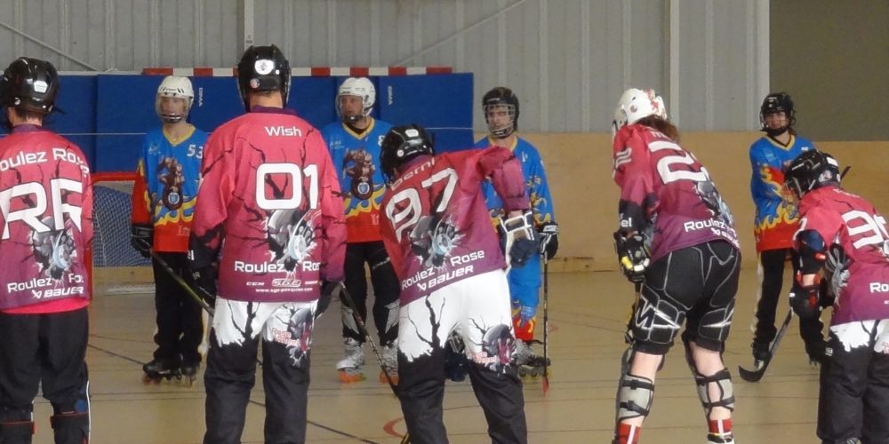 Les rose wheels en match de roller hockey