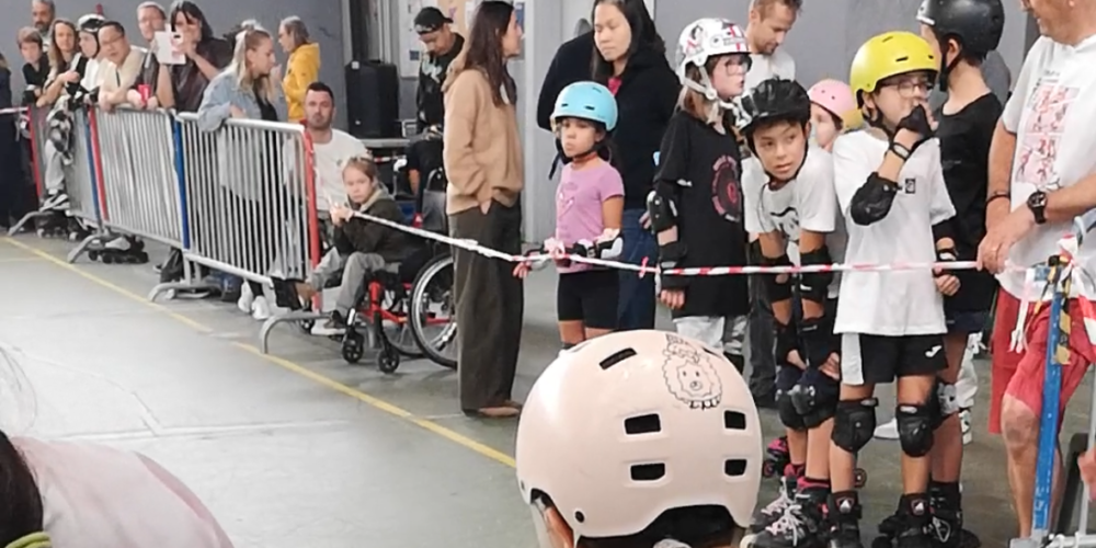 Le public regarde le départ roller de la rr kid's roller cup 2025