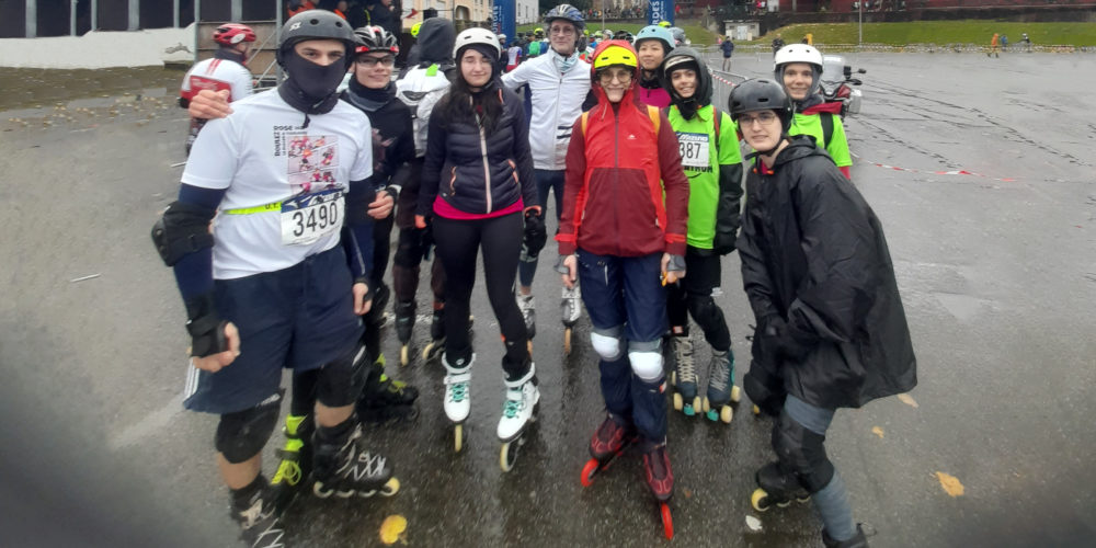 Groupe Roulez Rose en roller lors du semi-marathon Lourdes Tarbes