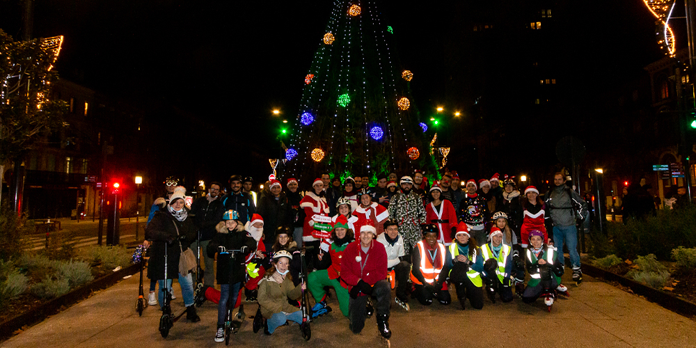 Groupe de patineurs costumés pour randonnée de Noël 2025 à Toulouse