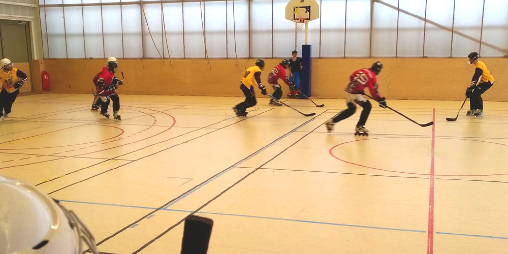 Action de jeu en roller hockey entre les RoseWheels et les Marmottes à Revel
