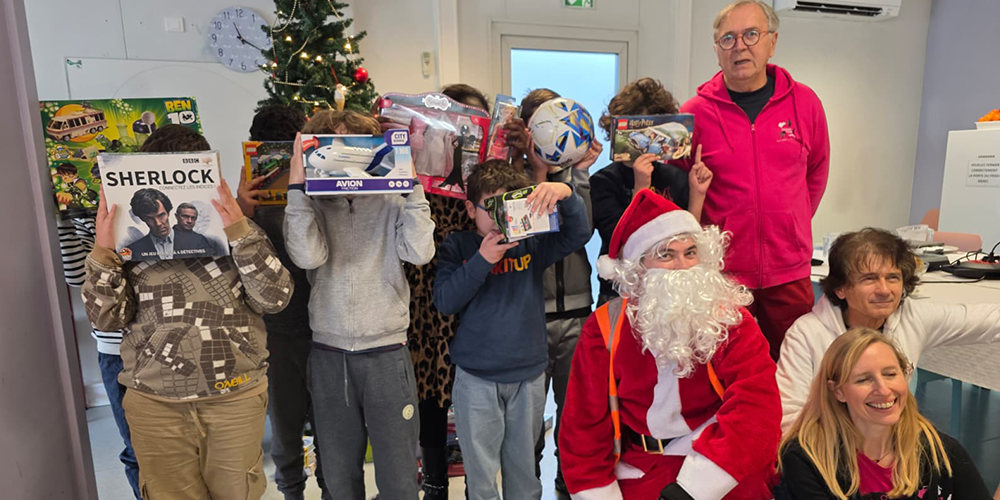 Remise de cadeaux aux équipes hospitalières par Roulez Rose
