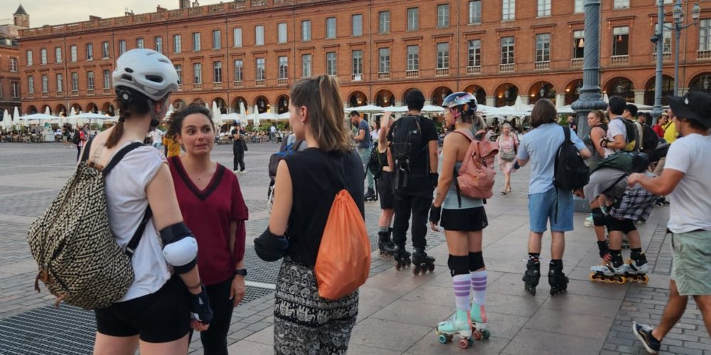 Ambiance conviviale pendant un stage roller à Toulouse