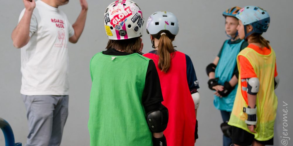 Enfant apprenant à patiner lors d'un stage roller débutant Toulouse