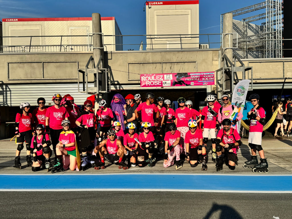 Les équipes Roulez Rose posent devant le box 57
