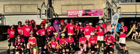 Les équipes Roulez Rose posent devant le box 57
